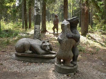 Круиз Мандроги. Резные скульптуры в парке.